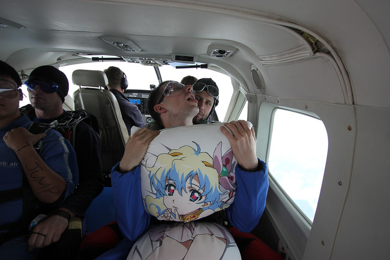 Illustration for article titled Pure Nerd Insanity: Two Men Skydiving with a Girly Hug Pillow